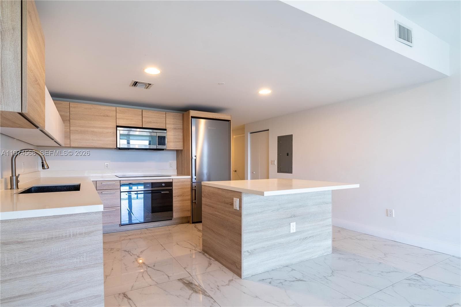 16385 Biscayne Blvd 417 photo 16