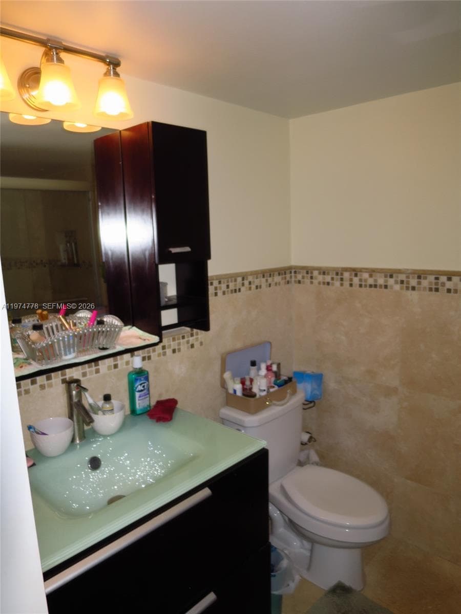600 NE 36th St 619 photo 9