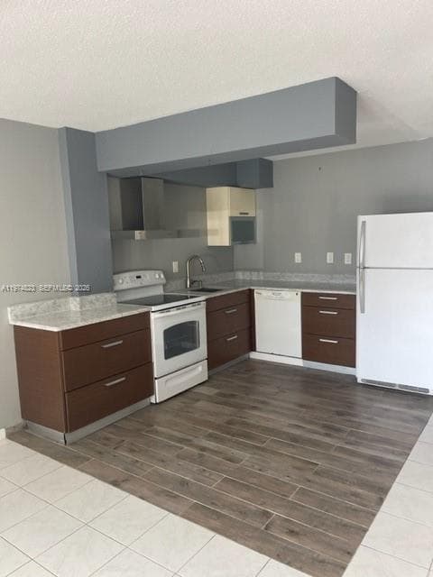220 Kings Point Dr 103 photo 1