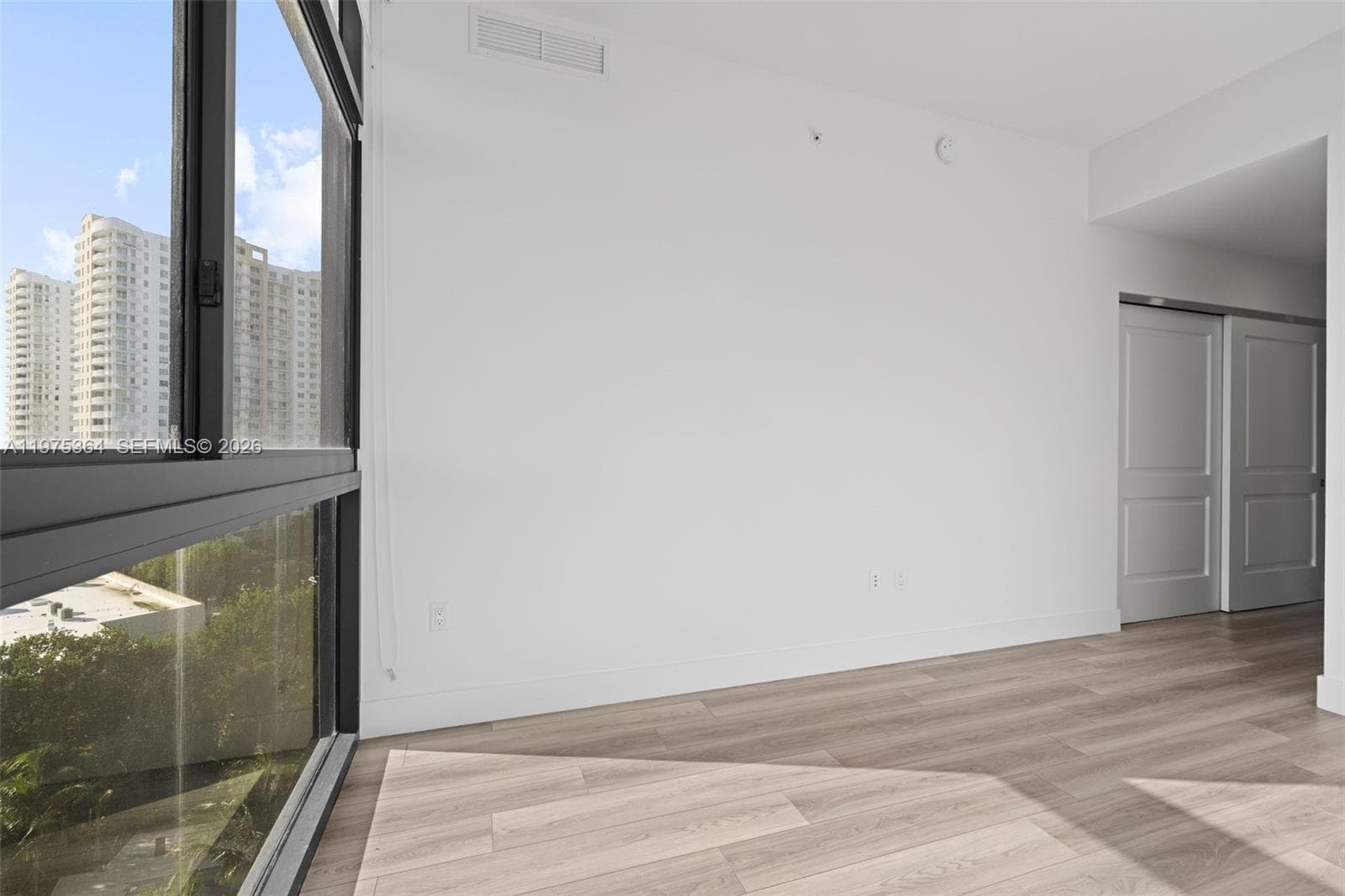 101 Diplomat Pkwy 1211 photo 22
