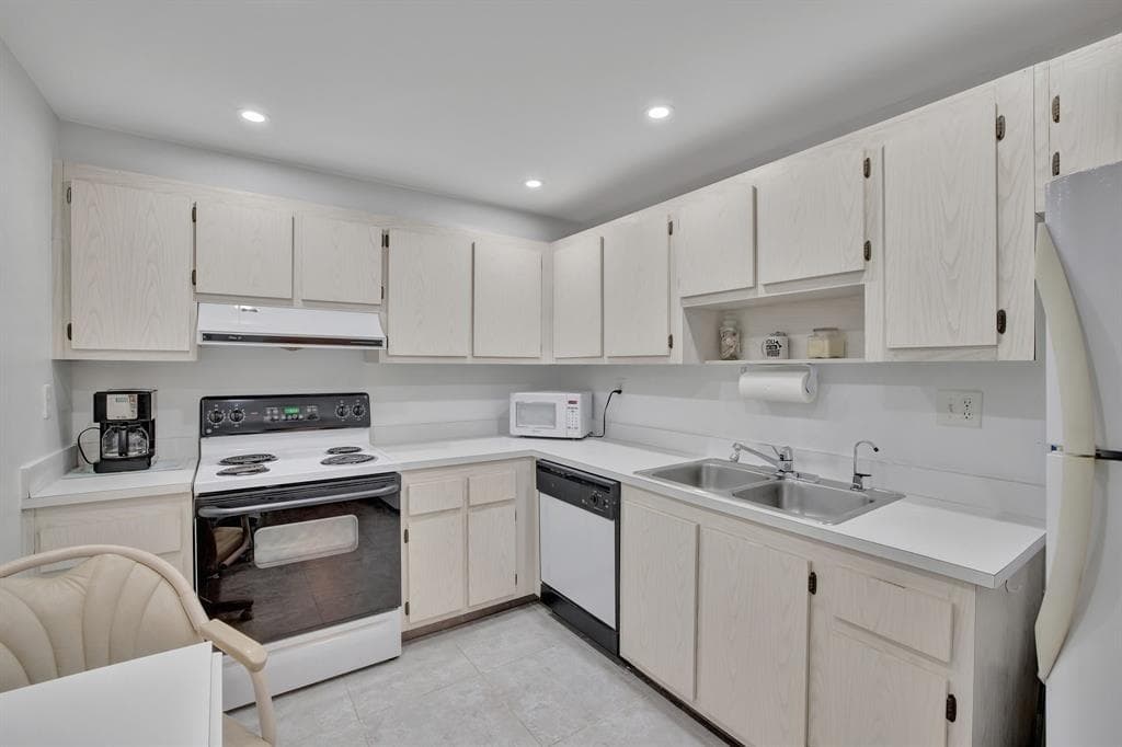525 N Ocean Boulevard 522 photo 3