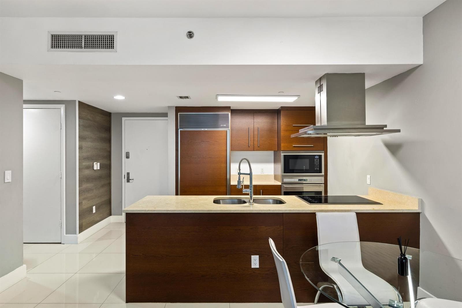 485 Brickell Avenue 2506 photo 6