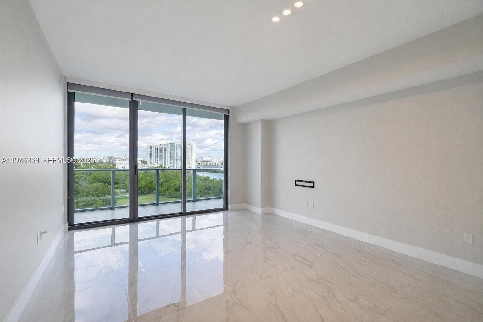 16385 Biscayne Blvd 1102 photo 2