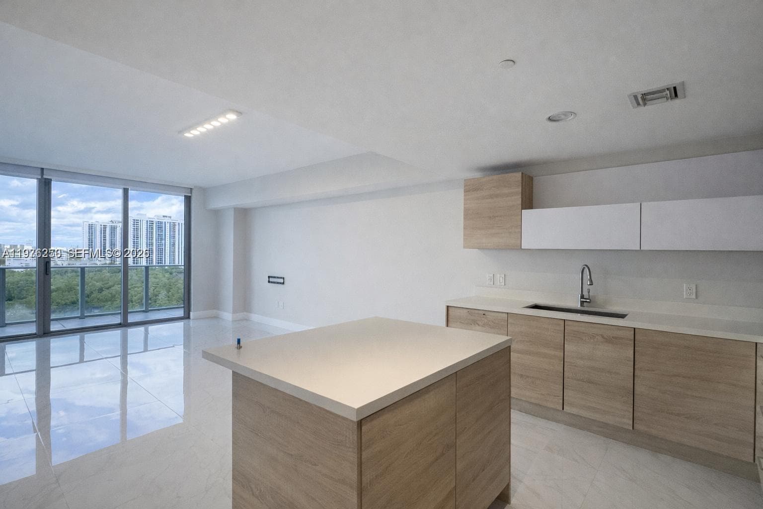 16385 Biscayne Blvd 1102 photo 5
