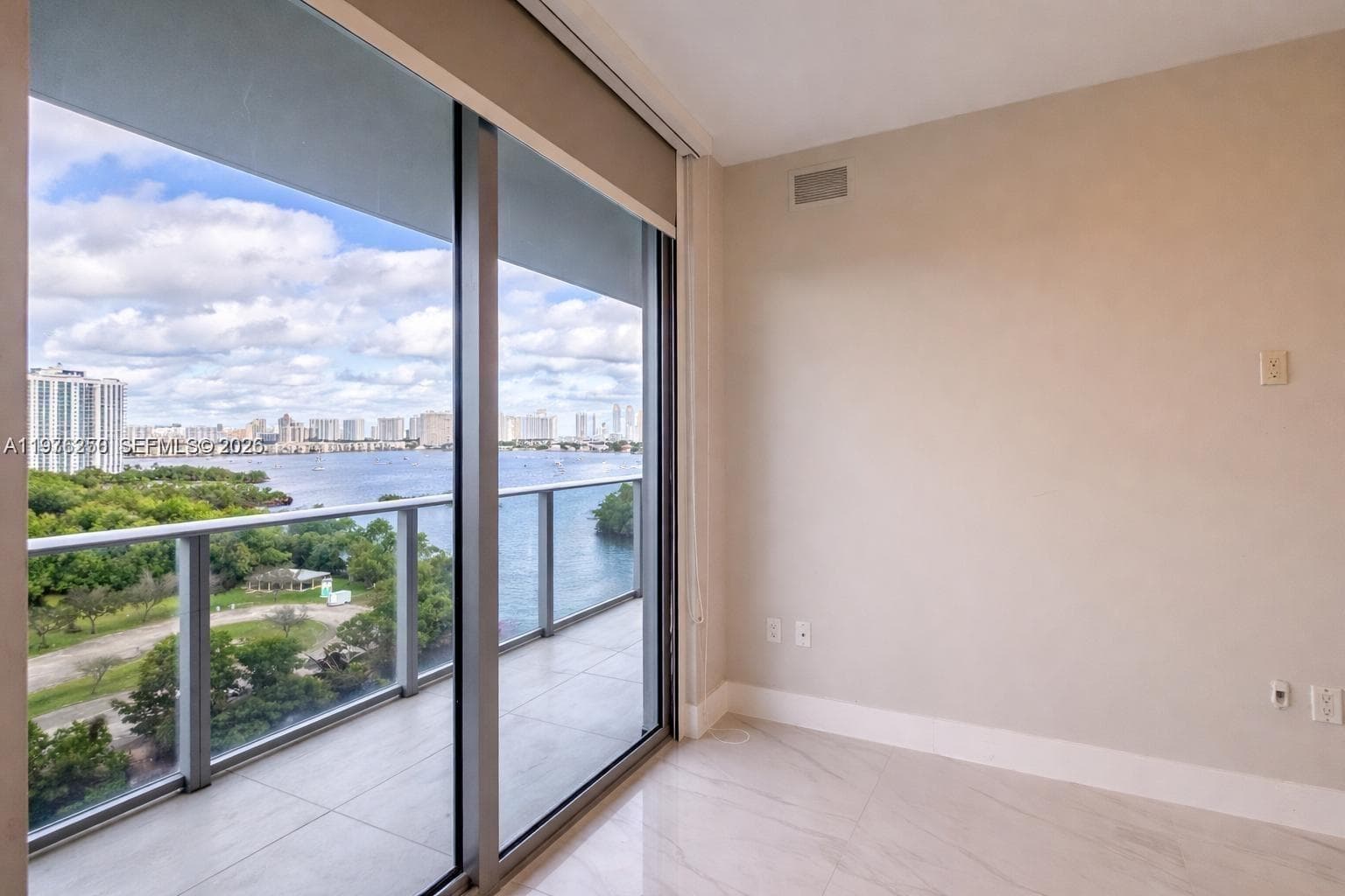 16385 Biscayne Blvd 1102 photo 11