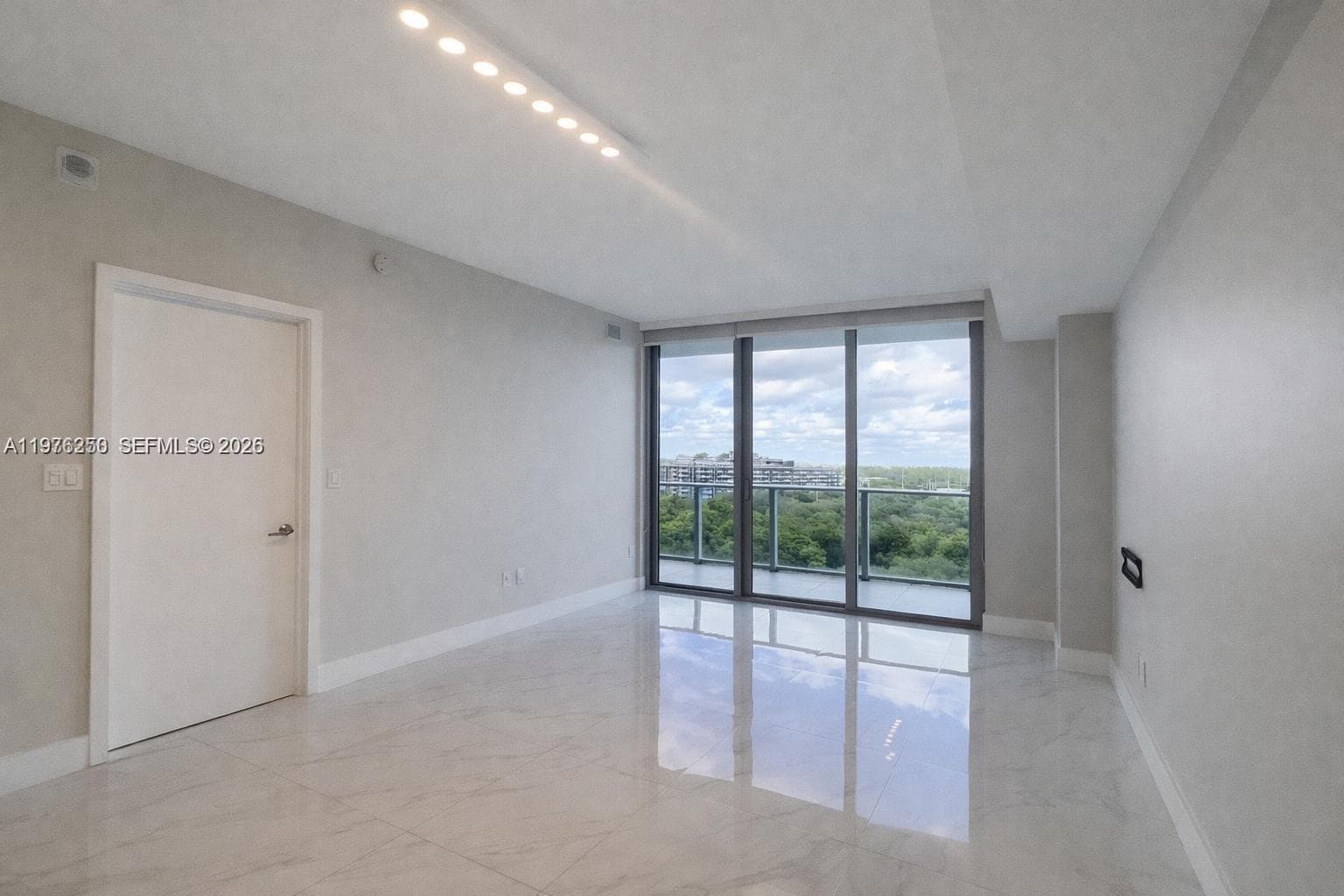 16385 Biscayne Blvd 1102 photo 4