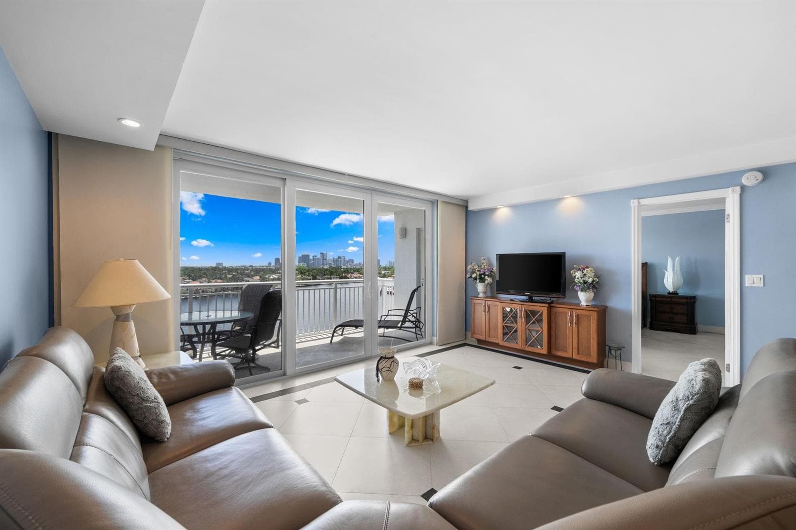 511 Bayshore Drive 904 photo 2