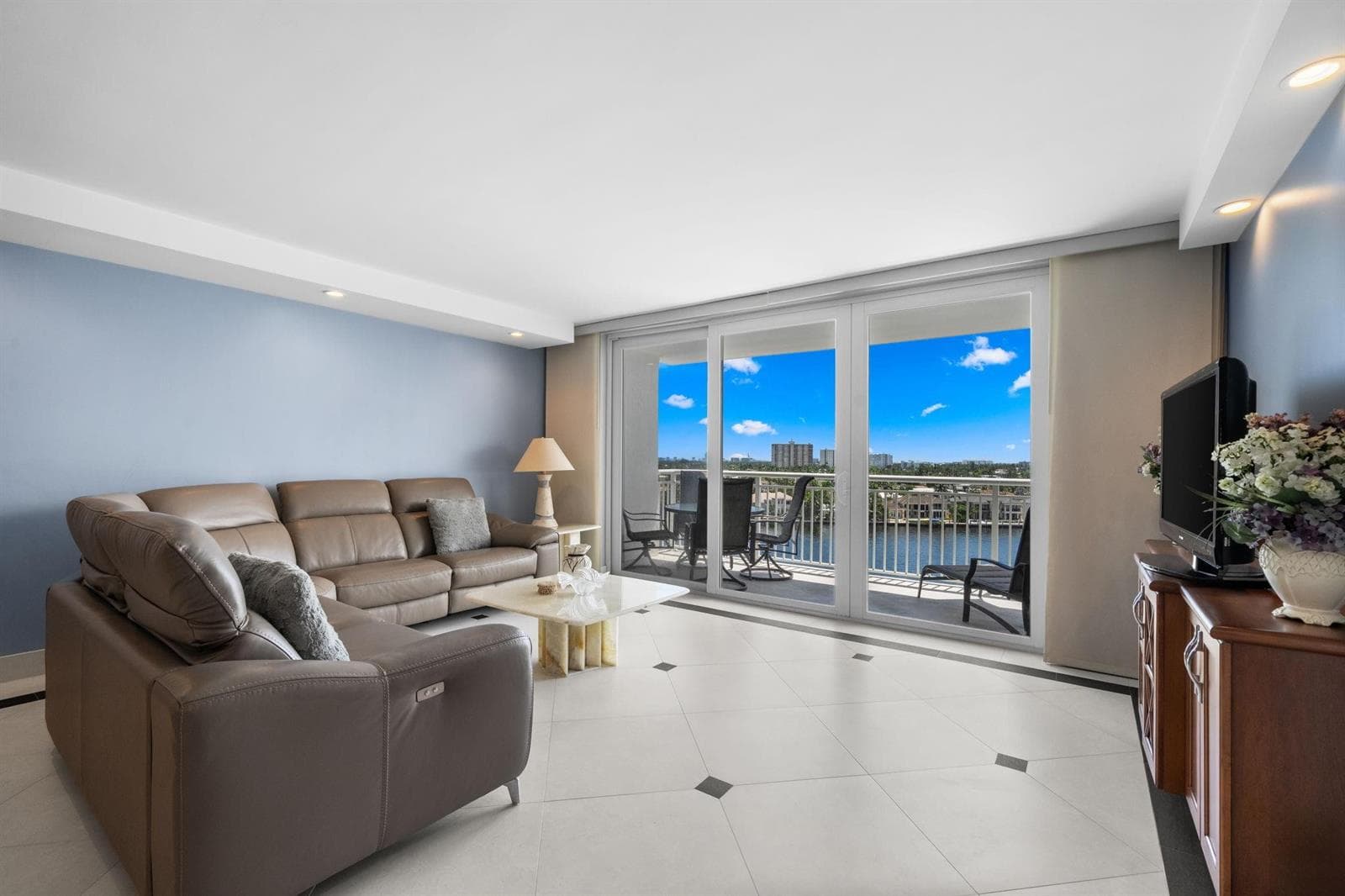 511 Bayshore Drive 904 photo 3