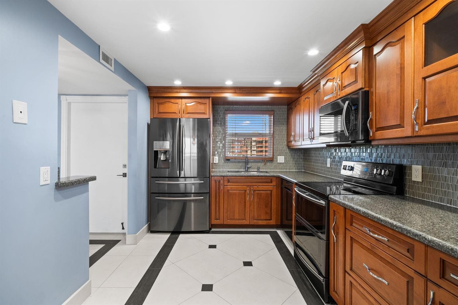 511 Bayshore Drive 904 photo 9