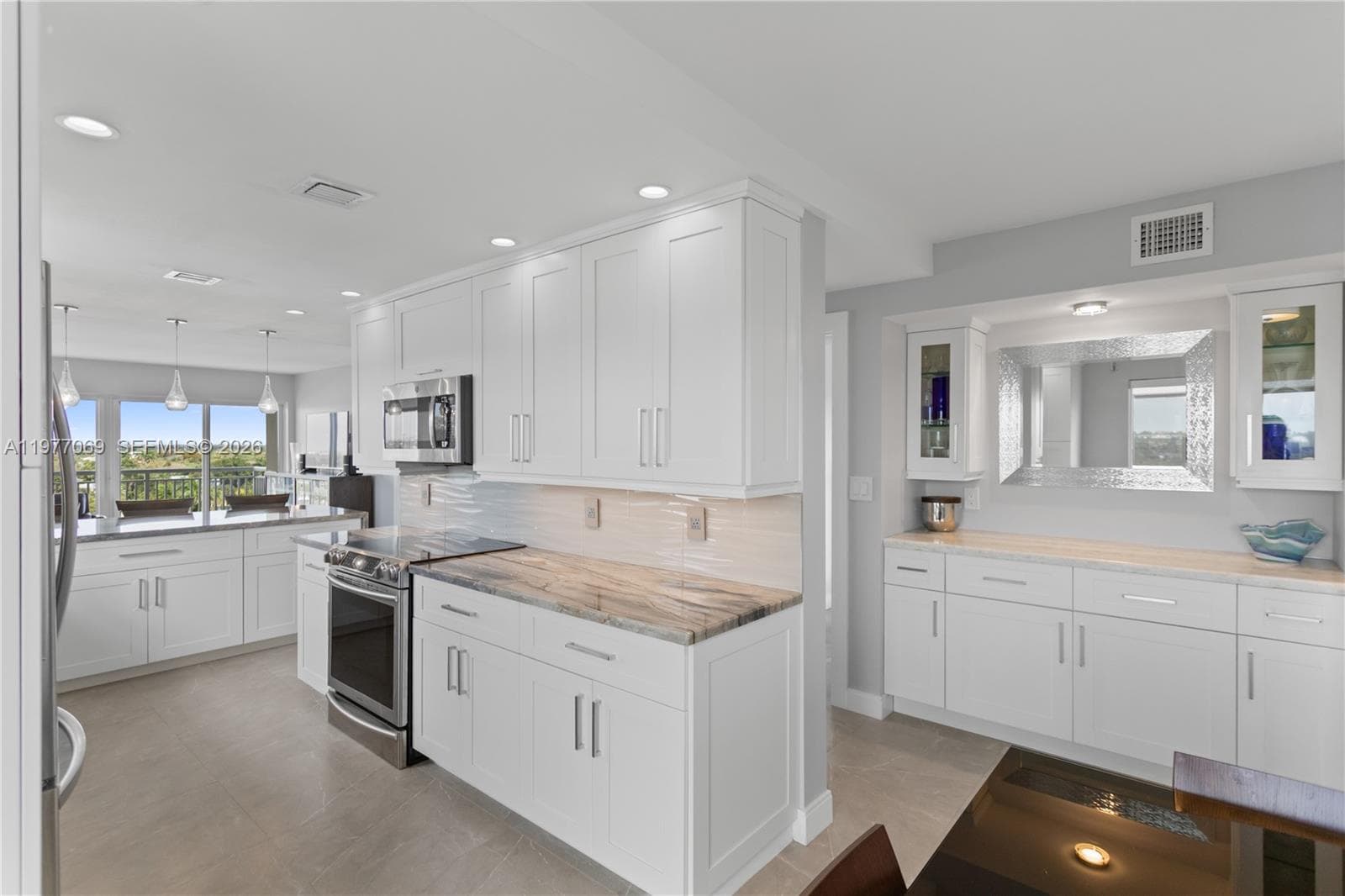 2611 N Riverside Dr 901 photo 4