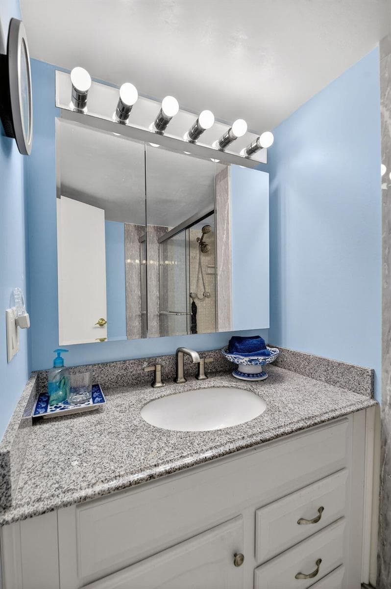3524 Via Poinciana 303 photo 18