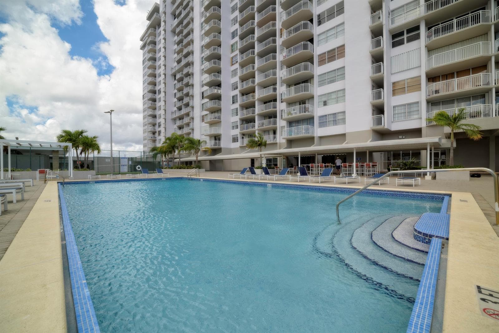 18081 Biscayne Boulevard 403 photo 14