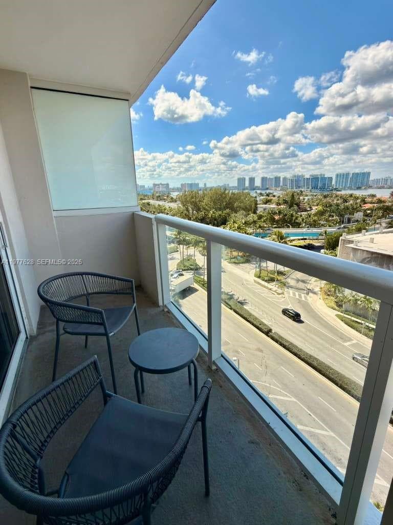 19201 Collins Ave 933 photo 2