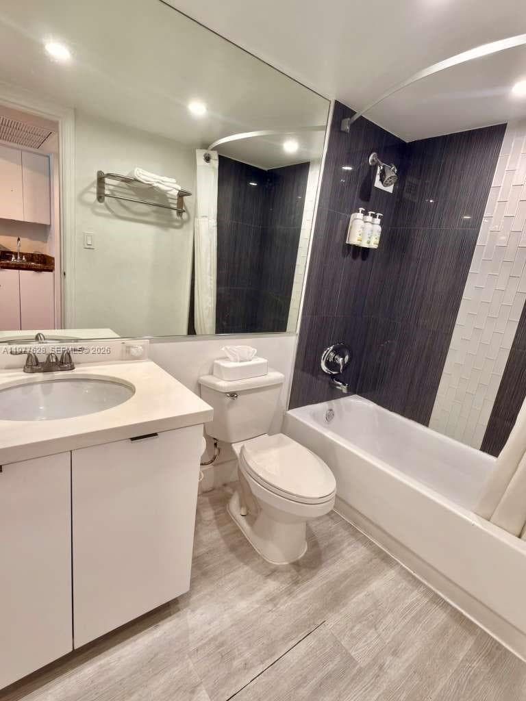 19201 Collins Ave 933 photo 17