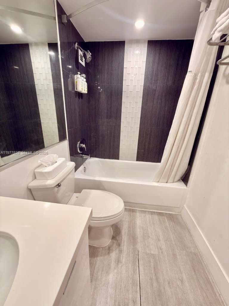 19201 Collins Ave 933 photo 16