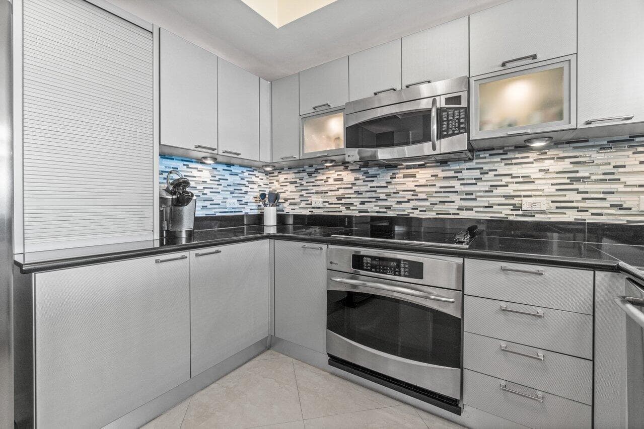 2650 Lake Shore Drive 302 photo 9