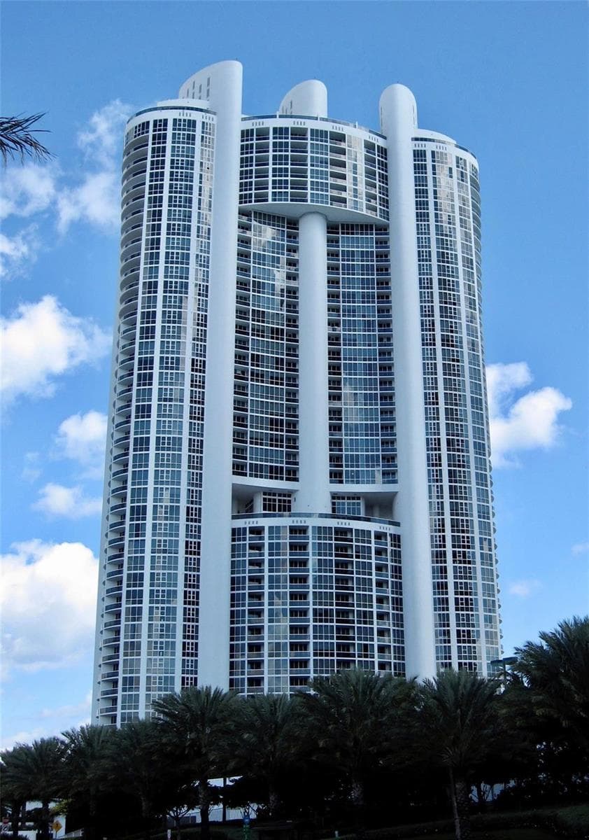 18201 Collins Avenue 3301a photo 1