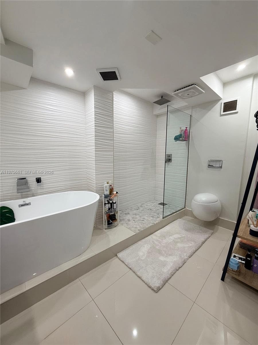 6039 Collins Ave 635 photo 7