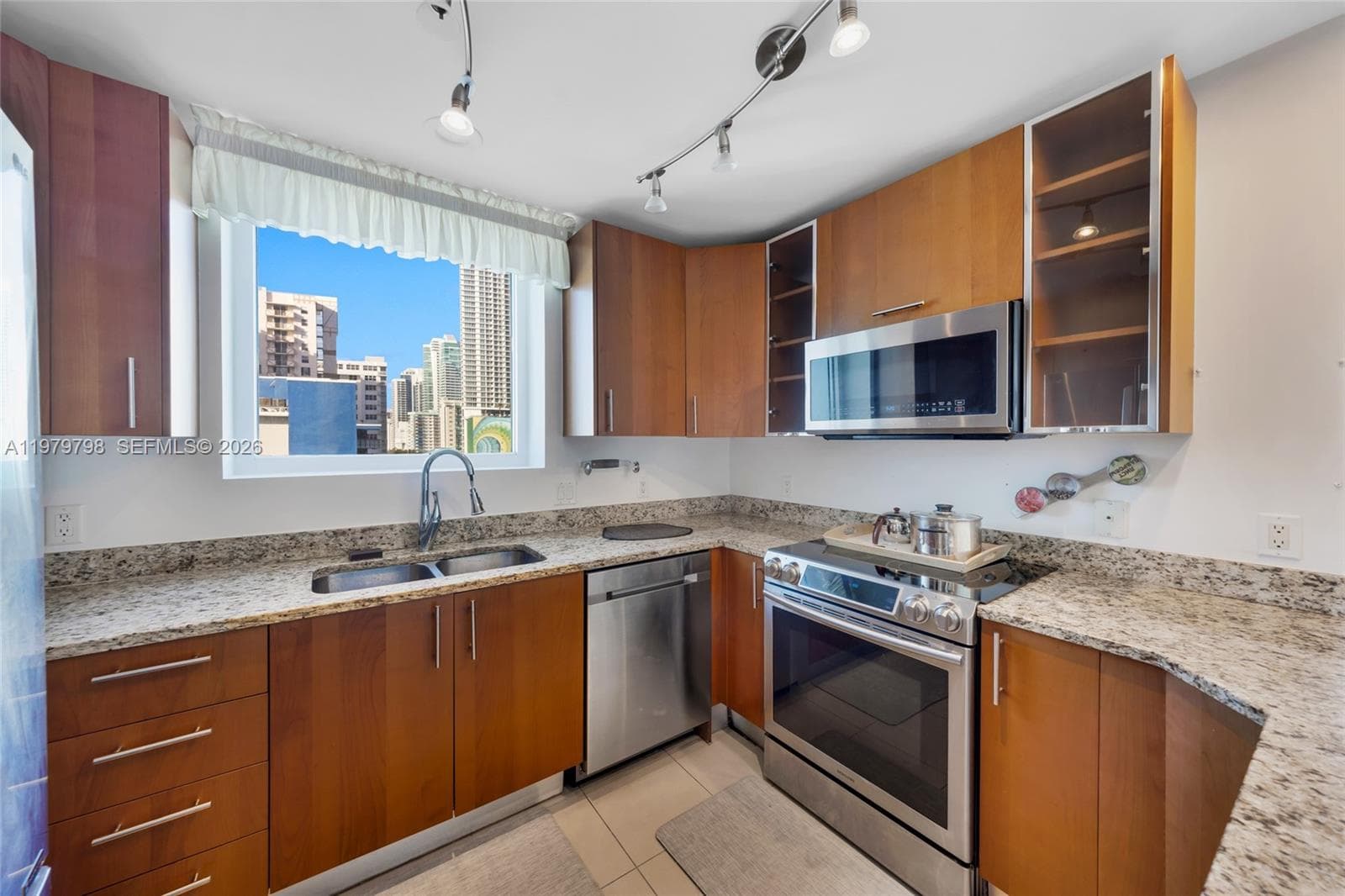 1945 Ocean Dr 714 photo 4