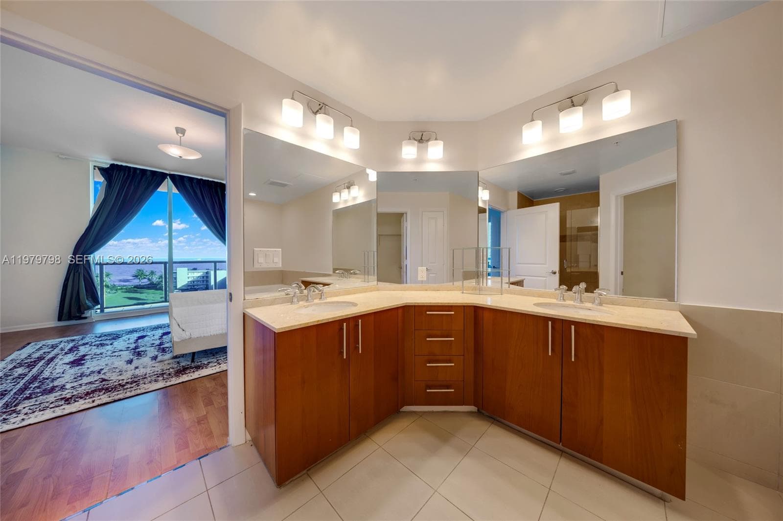 1945 Ocean Dr 714 photo 8