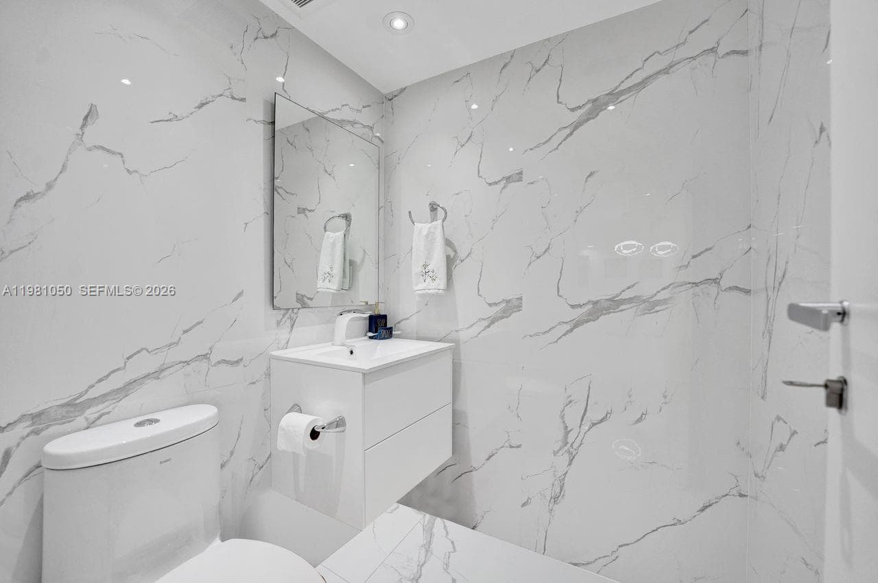 20281 Country Club Dr 2209 photo 18