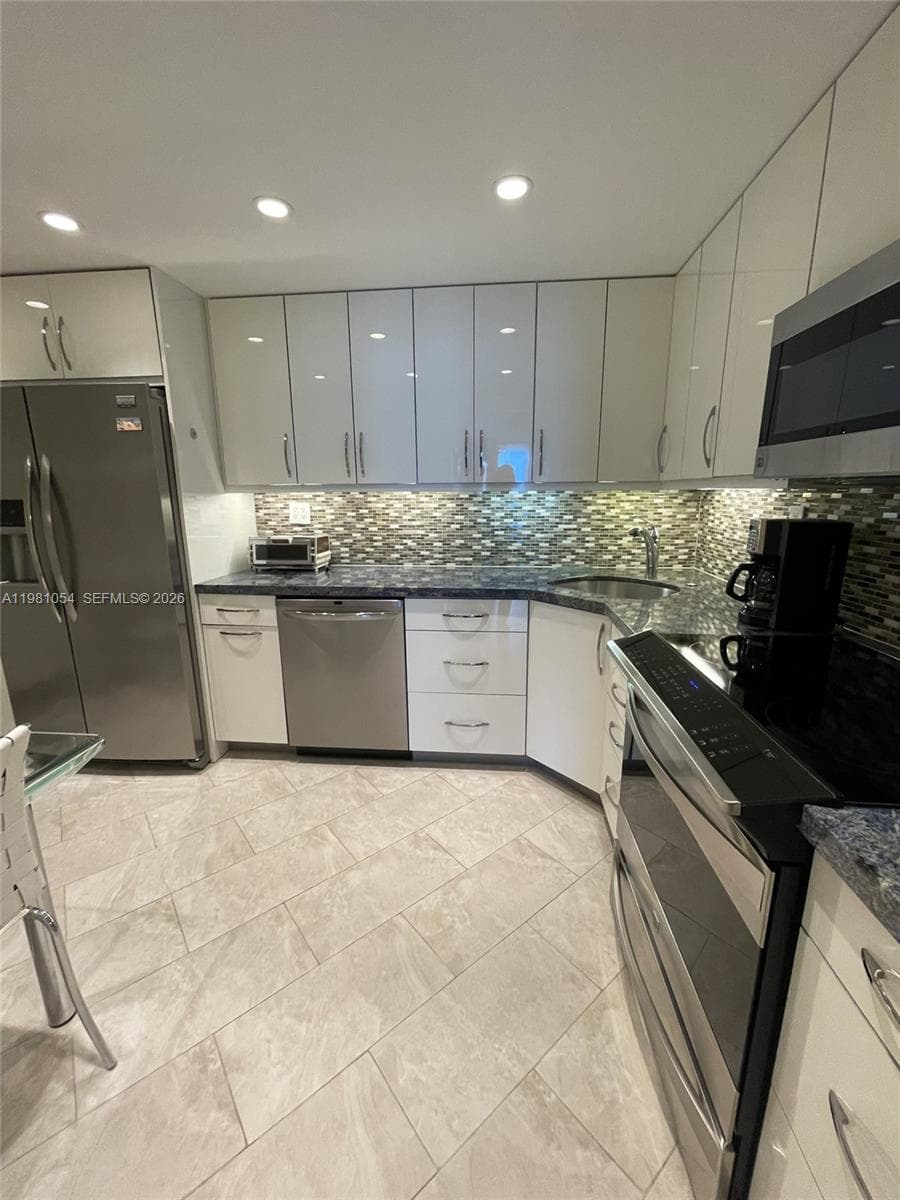 1410 S Ocean Dr 402 photo 3