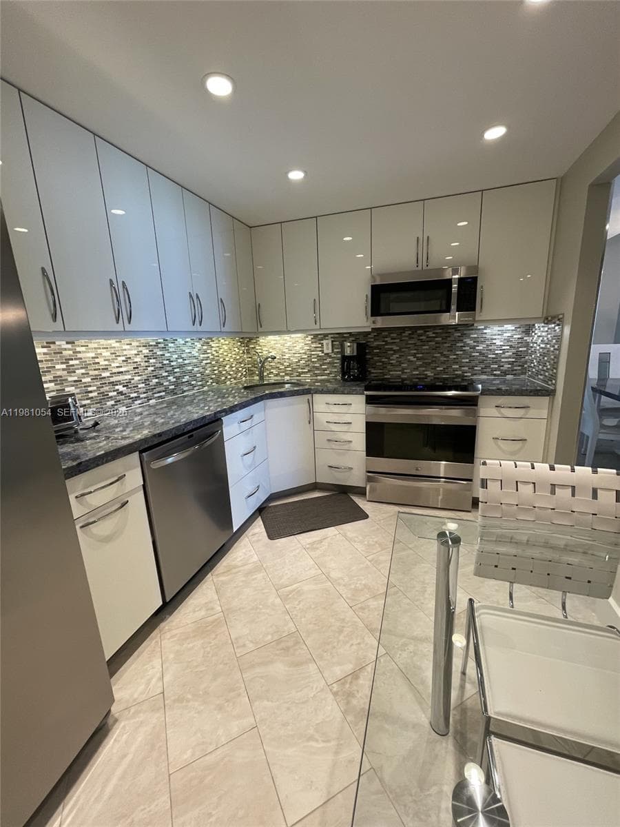 1410 S Ocean Dr 402 photo 5