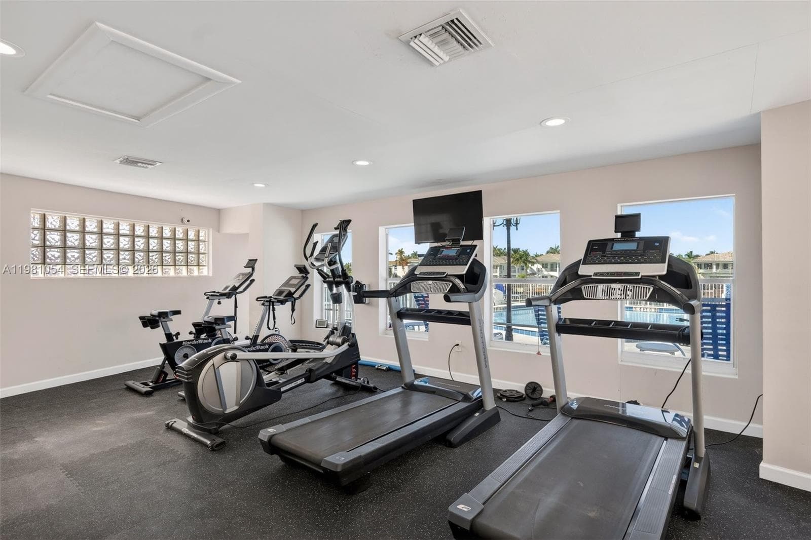 1410 S Ocean Dr 402 photo 19