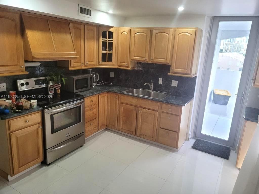 3703 NE 166th St 401 photo 2