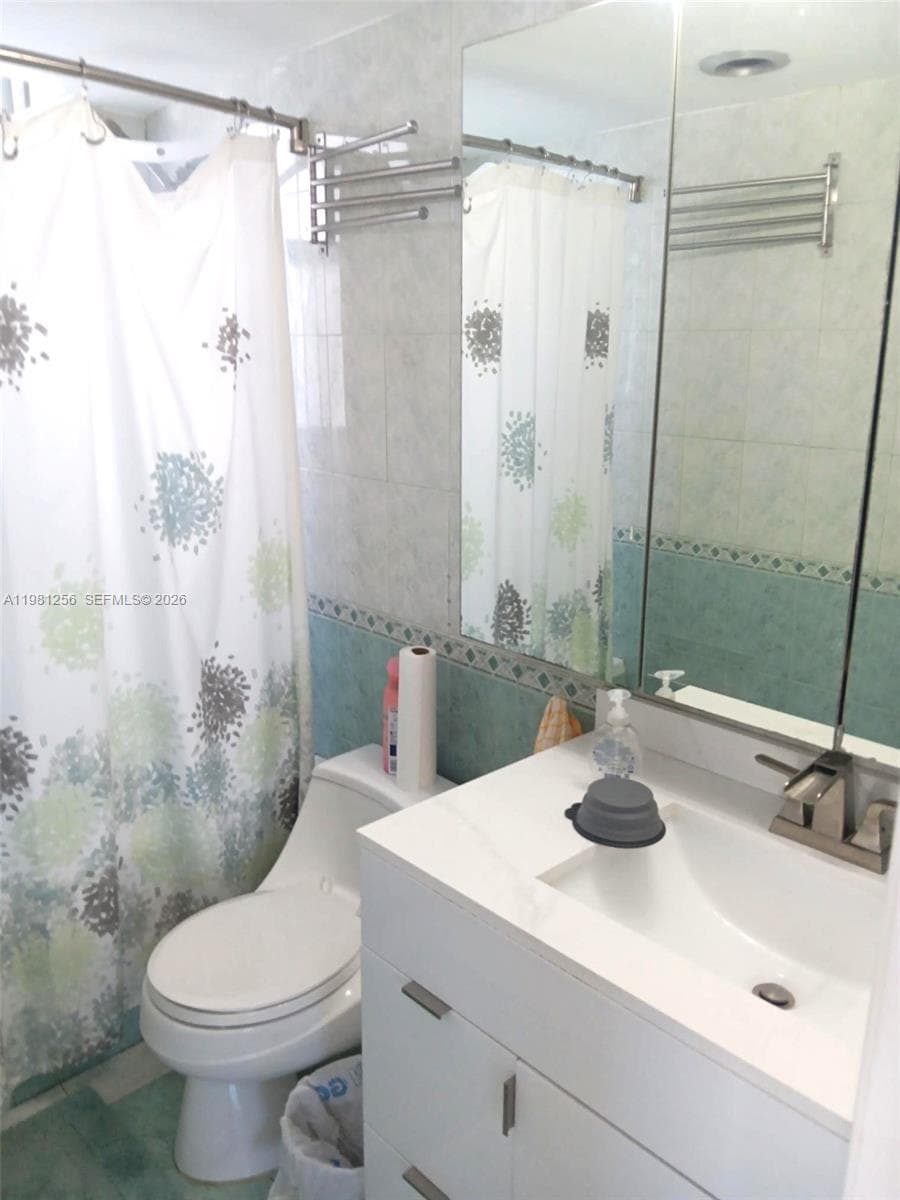 3703 NE 166th St 401 photo 20