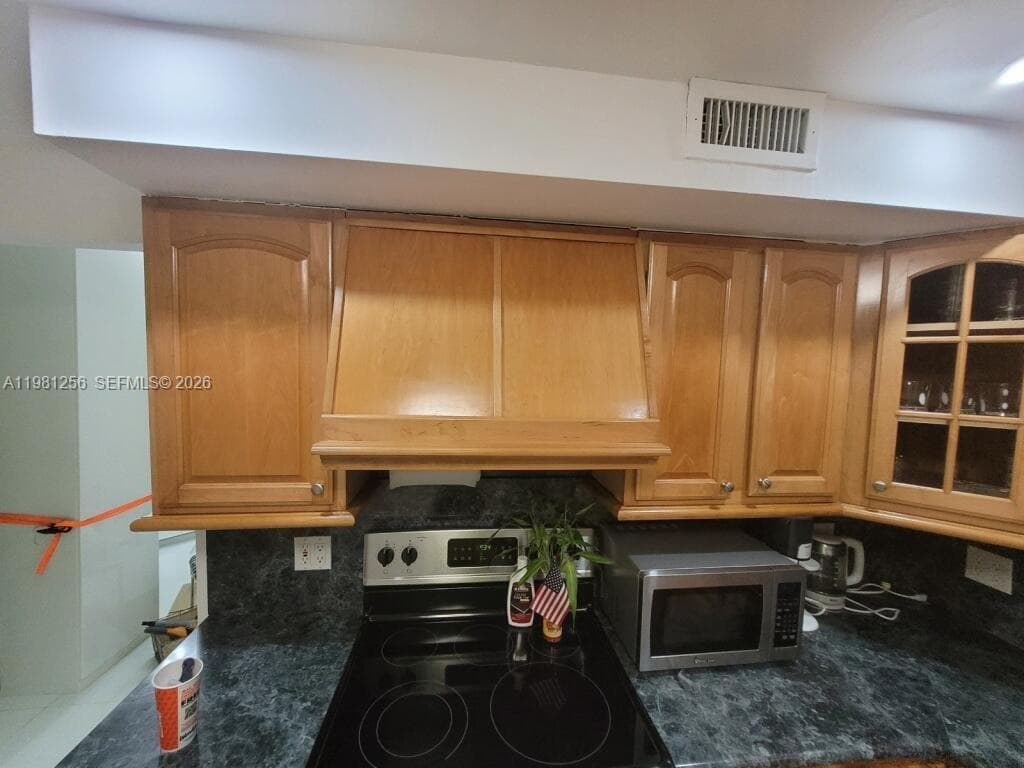 3703 NE 166th St 401 photo 4