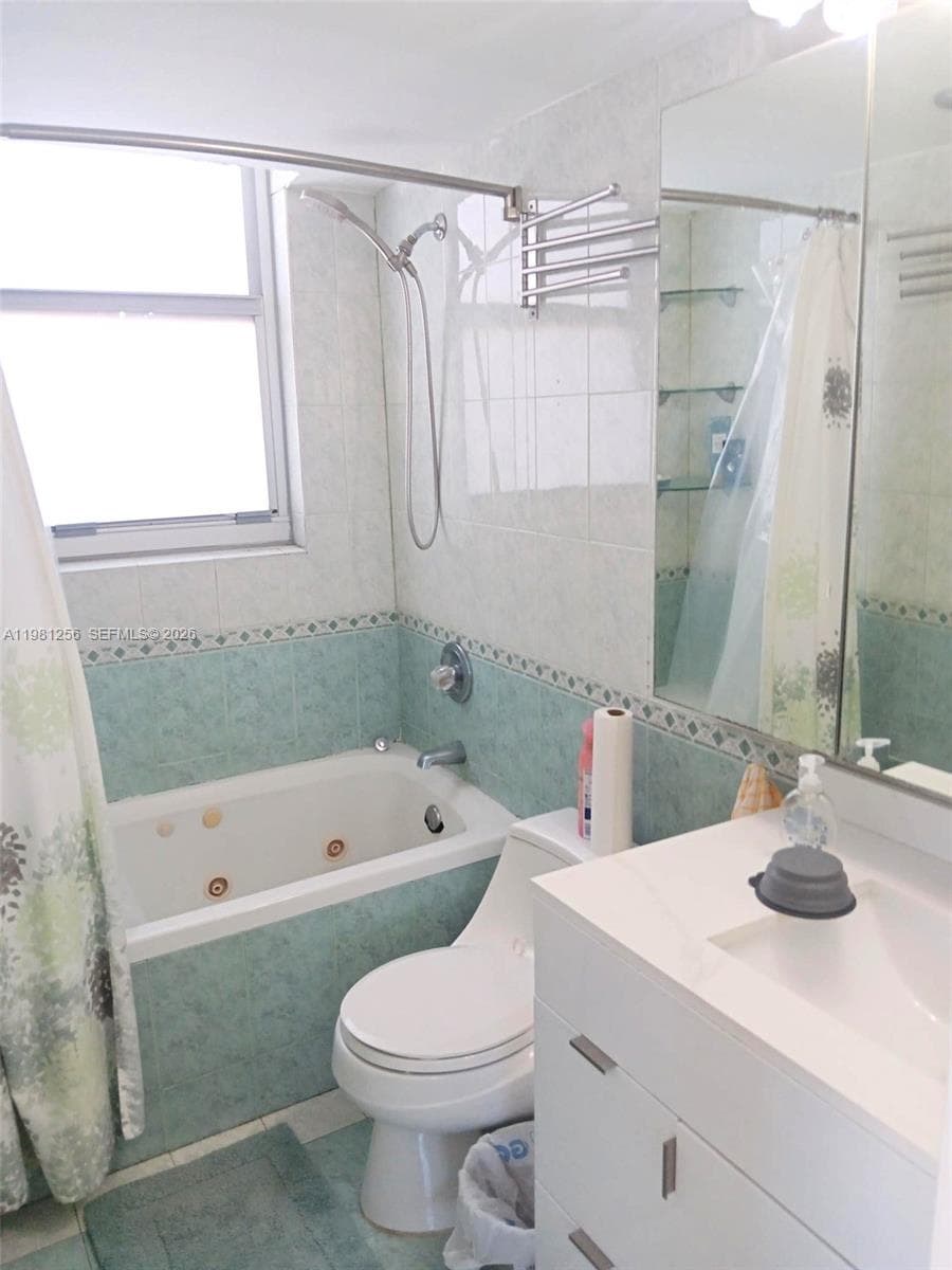 3703 NE 166th St 401 photo 21