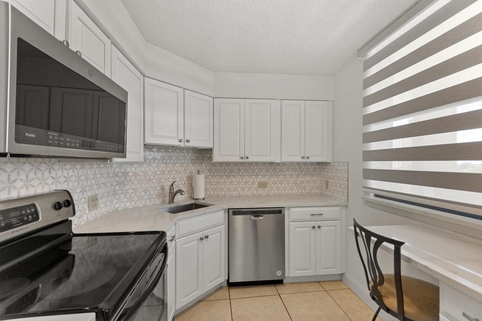 136 Lakeshore Drive 711 photo 6