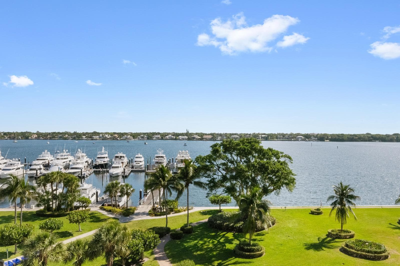 136 Lakeshore Drive 711 photo 1