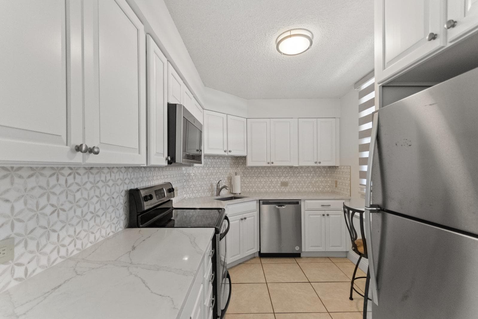 136 Lakeshore Drive 711 photo 5