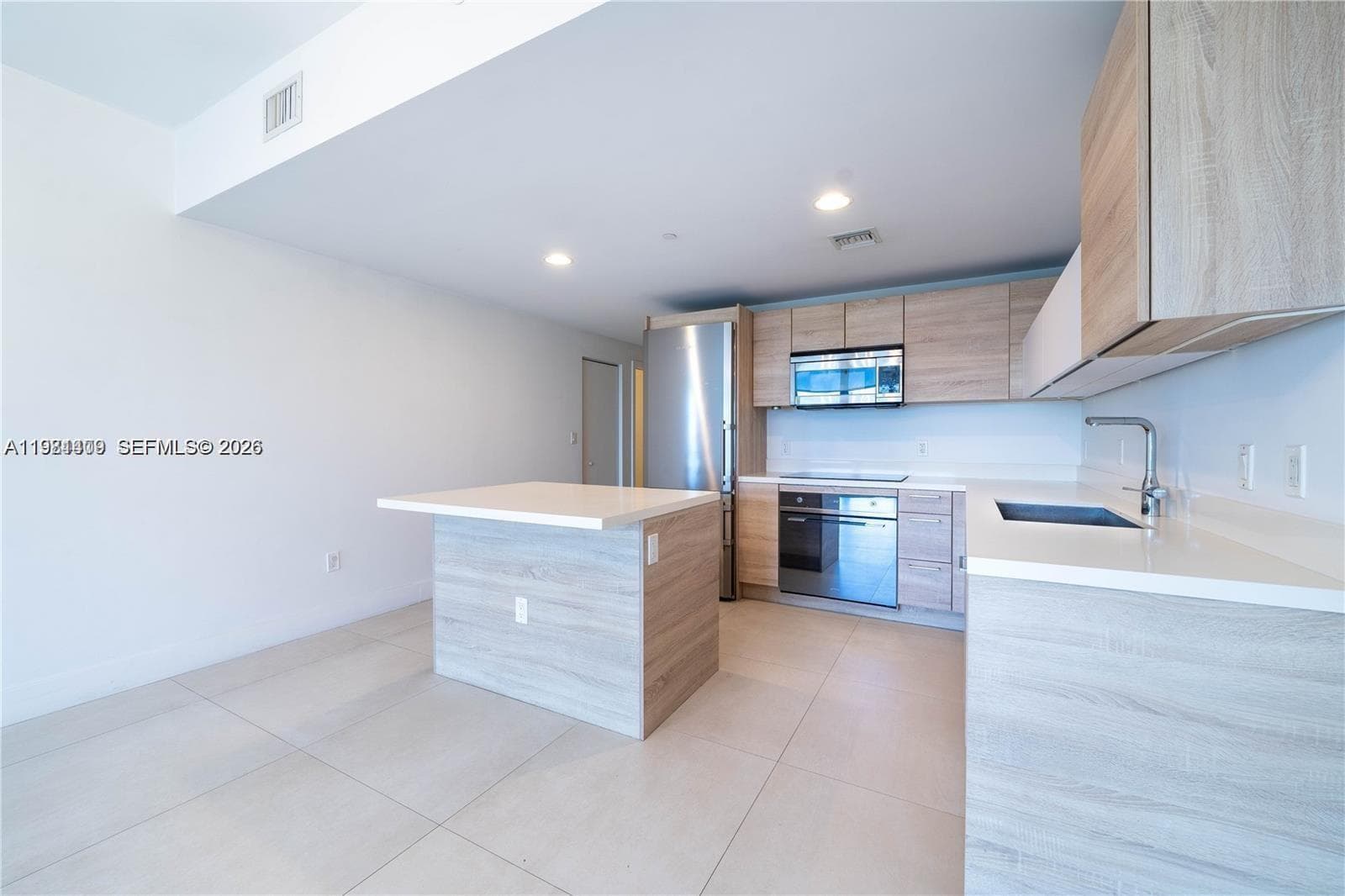 16385 Biscayne Blvd 1120 photo 4