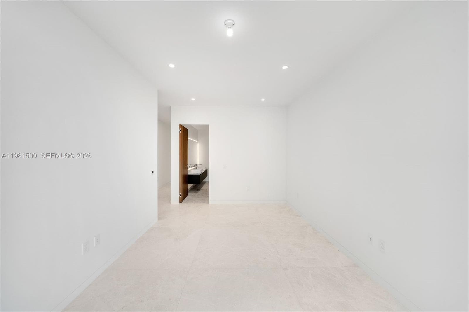 5 GROVE ISLE DR L402 photo 24