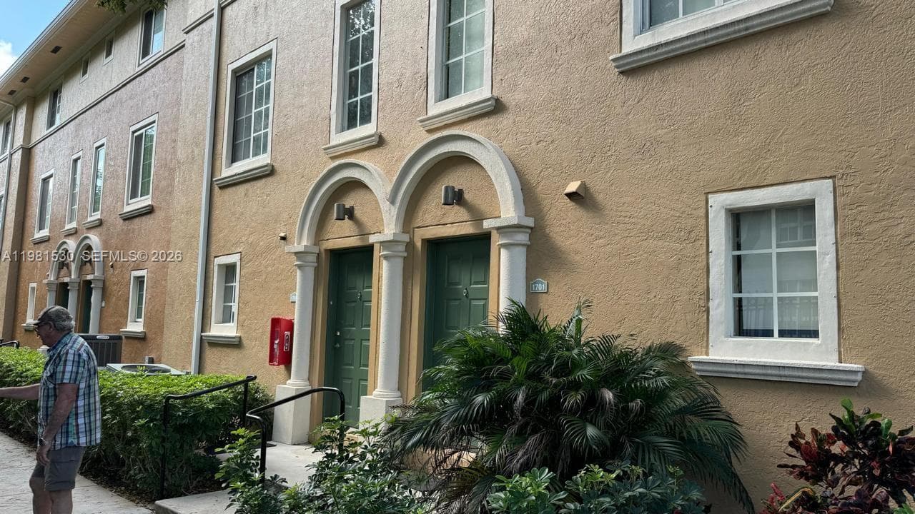 2991 185th St 1702 photo 3