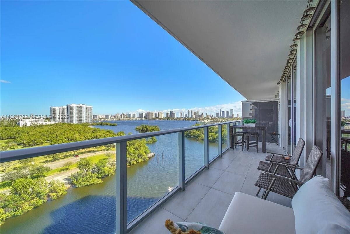 16385 Biscayne Blvd 1104 photo 2