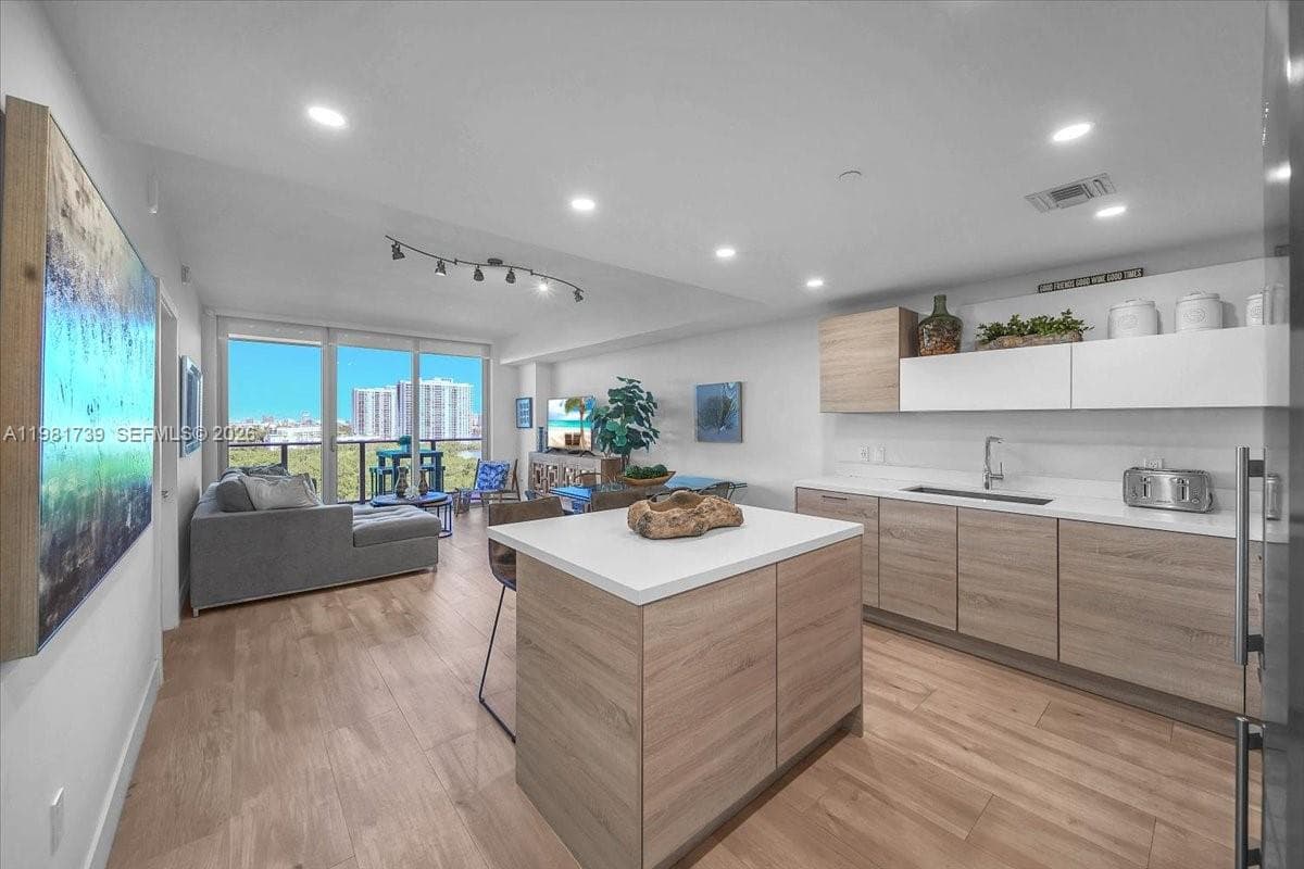 16385 Biscayne Blvd 1104 photo 6