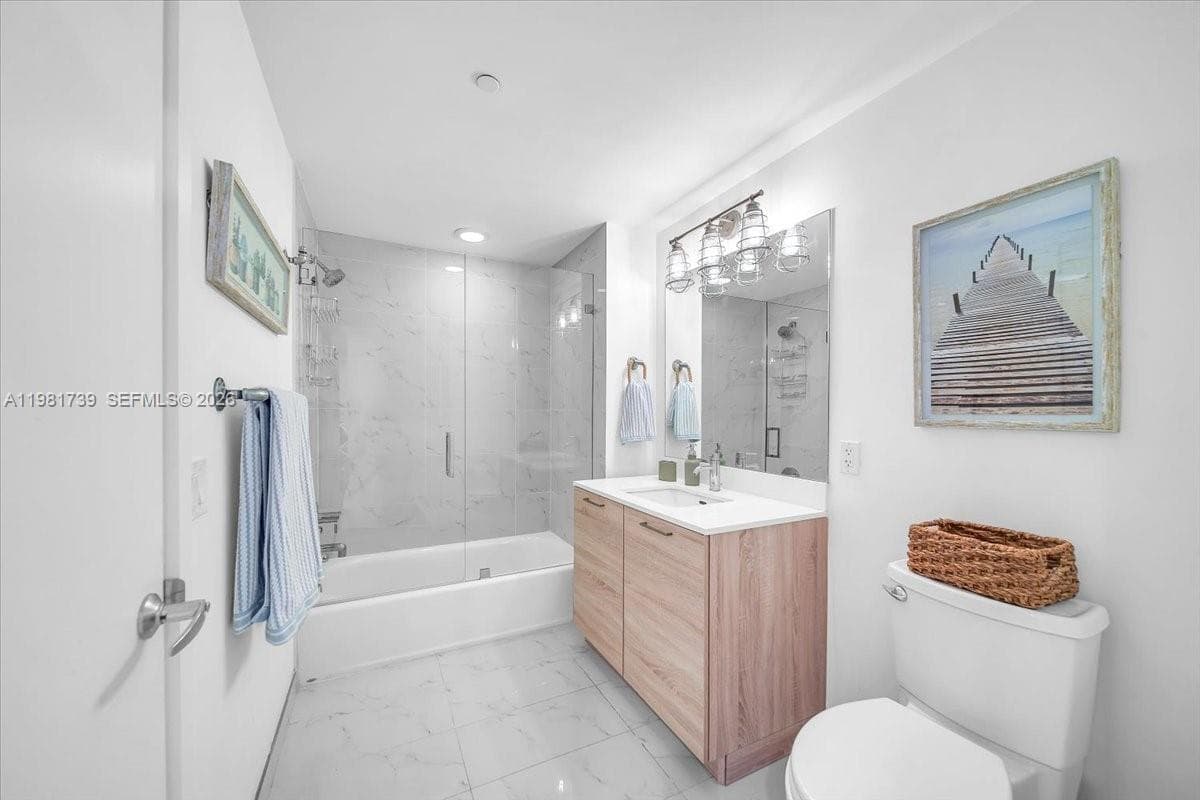 16385 Biscayne Blvd 1104 photo 17