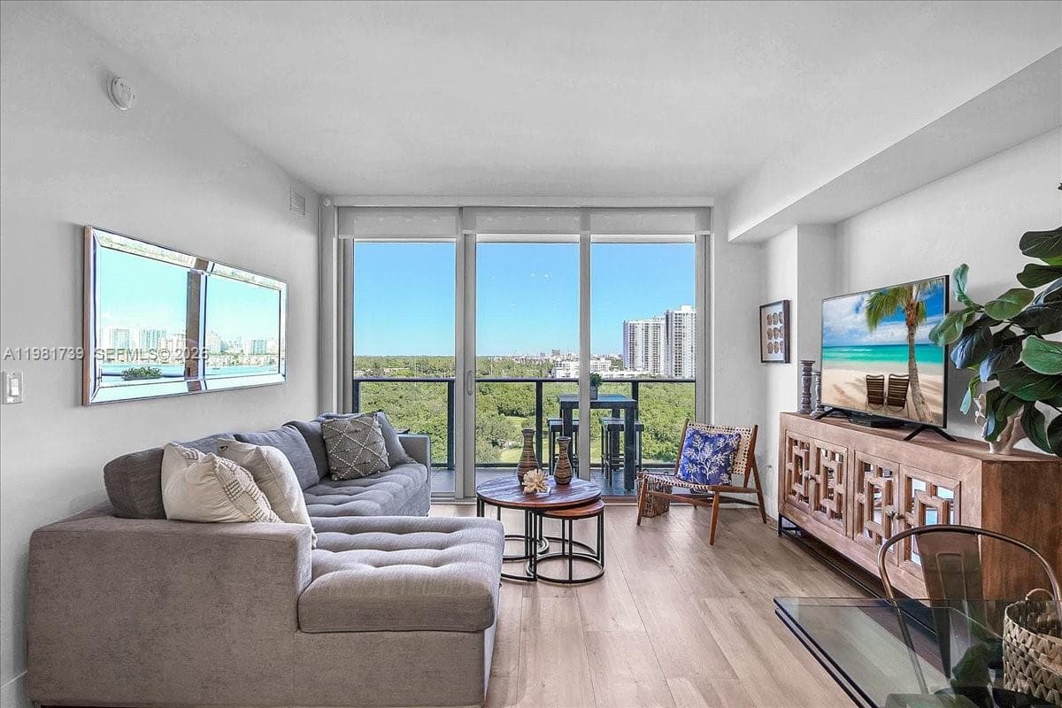 16385 Biscayne Blvd 1104 photo 7