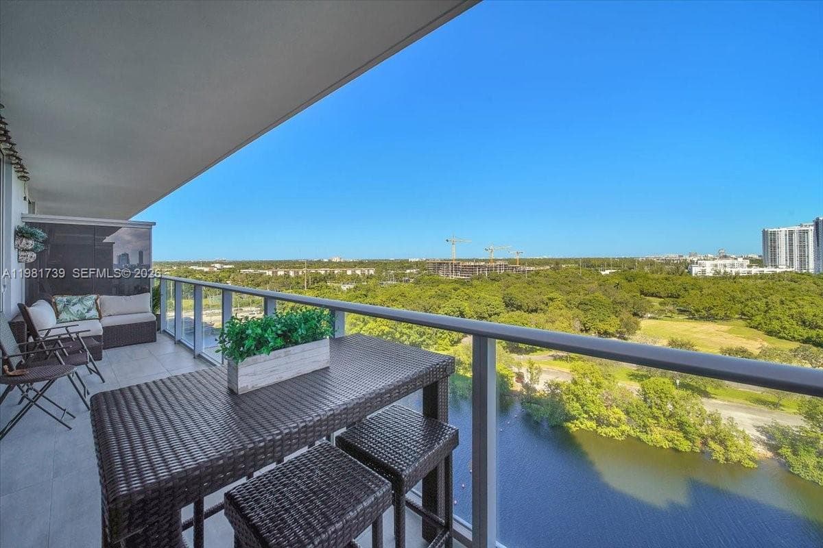 16385 Biscayne Blvd 1104 photo 3