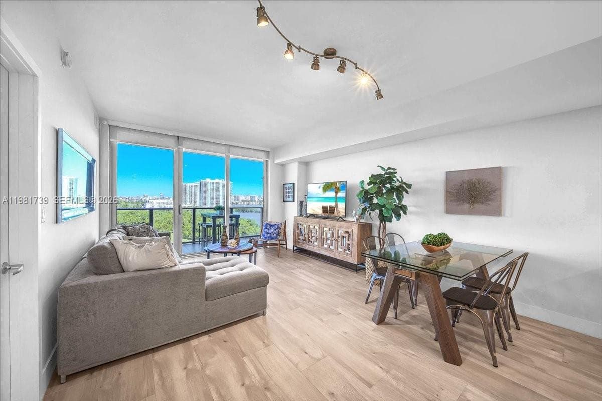 16385 Biscayne Blvd 1104 photo 1