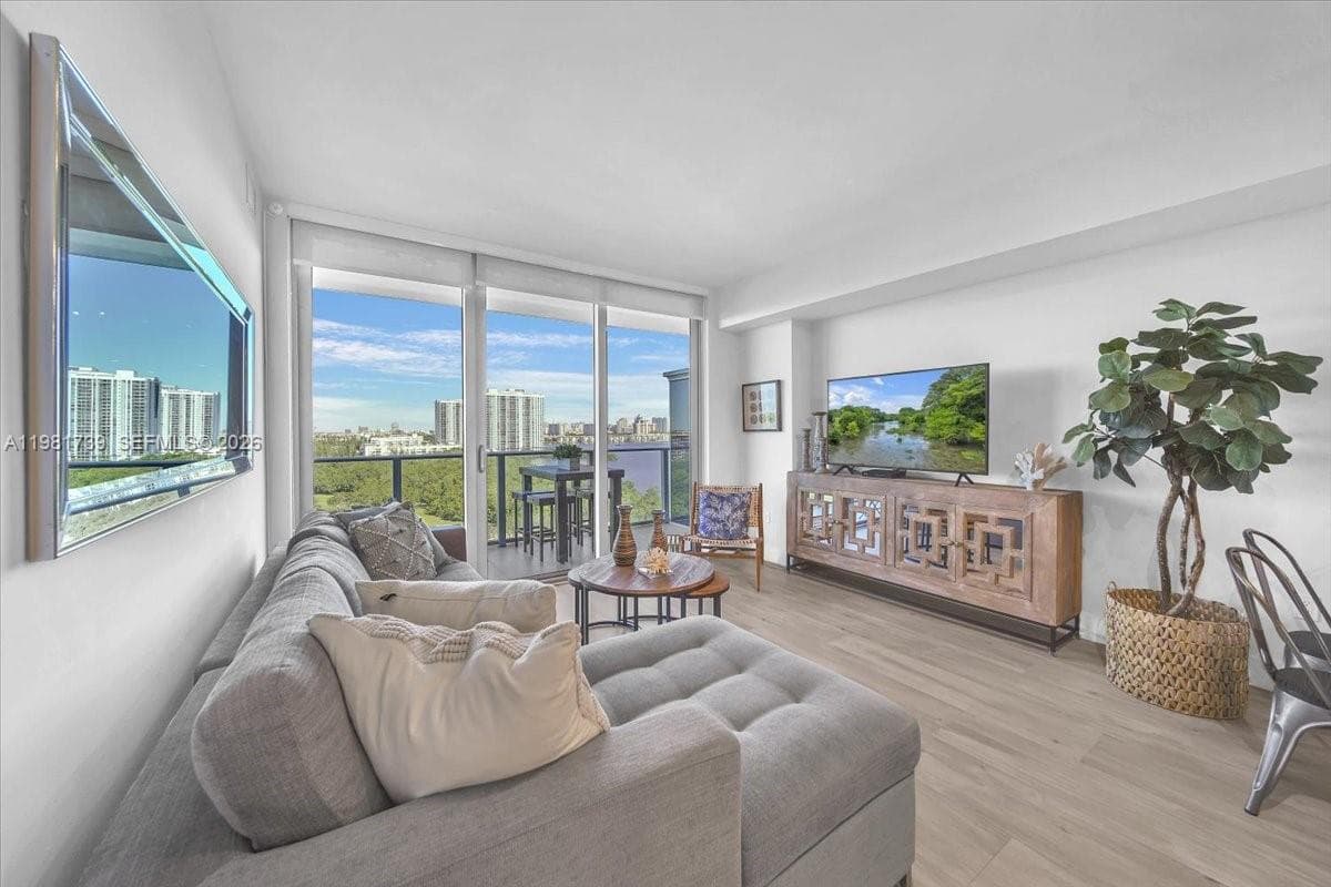 16385 Biscayne Blvd 1104 photo 5
