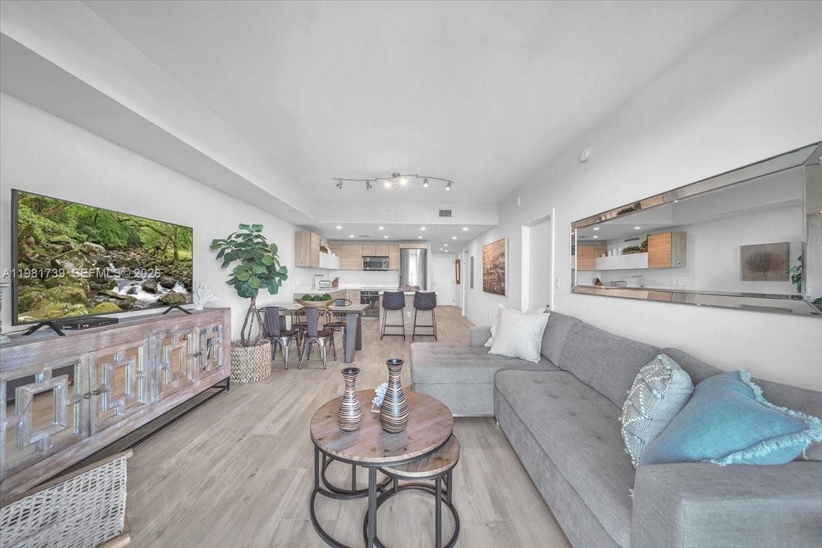 16385 Biscayne Blvd 1104 photo 10