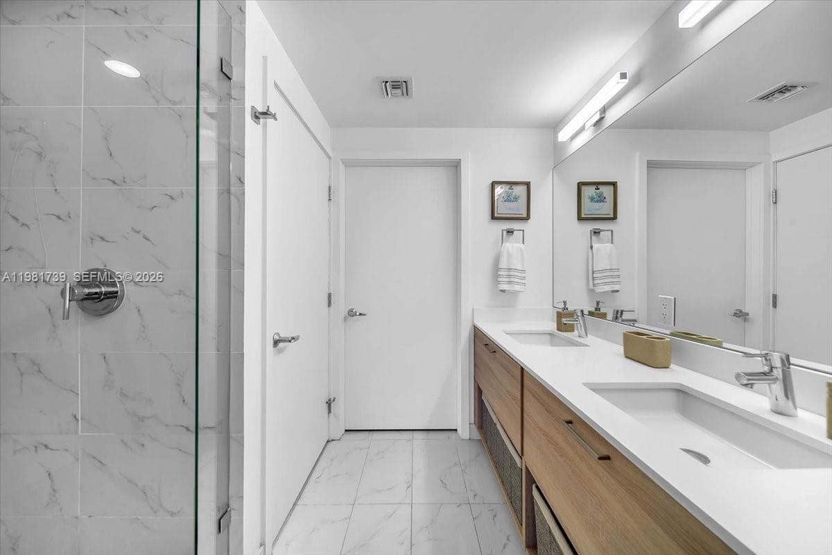16385 Biscayne Blvd 1104 photo 14