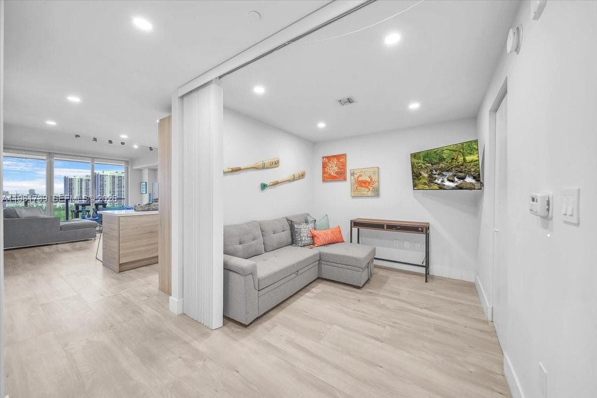 16385 Biscayne Blvd 1104 photo 18