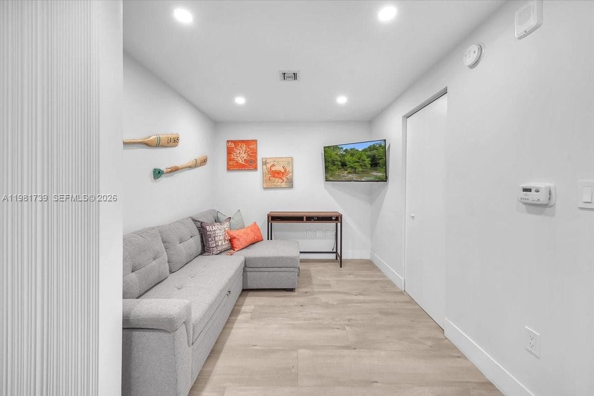 16385 Biscayne Blvd 1104 photo 19