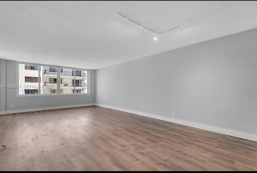5401 Collins Ave 411 photo 3